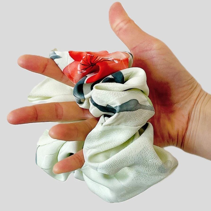 ROSE CHARM SCRUNCHIE - Image 3